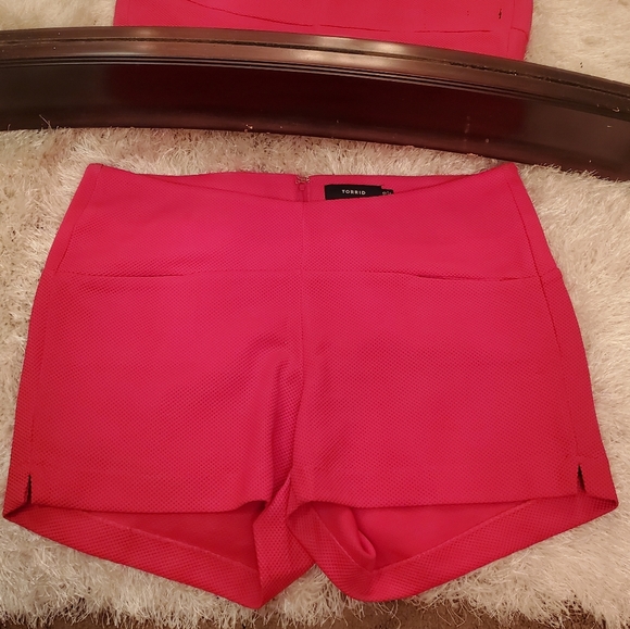 High-waisted Textured Shorts - Picture 3 of 3